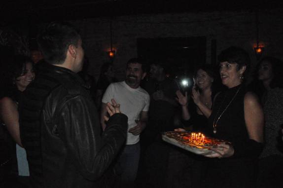 A hora do bolo no aniversário do Sidney, em bar de San Francisco, na Califórnia, nos Estados Unidos